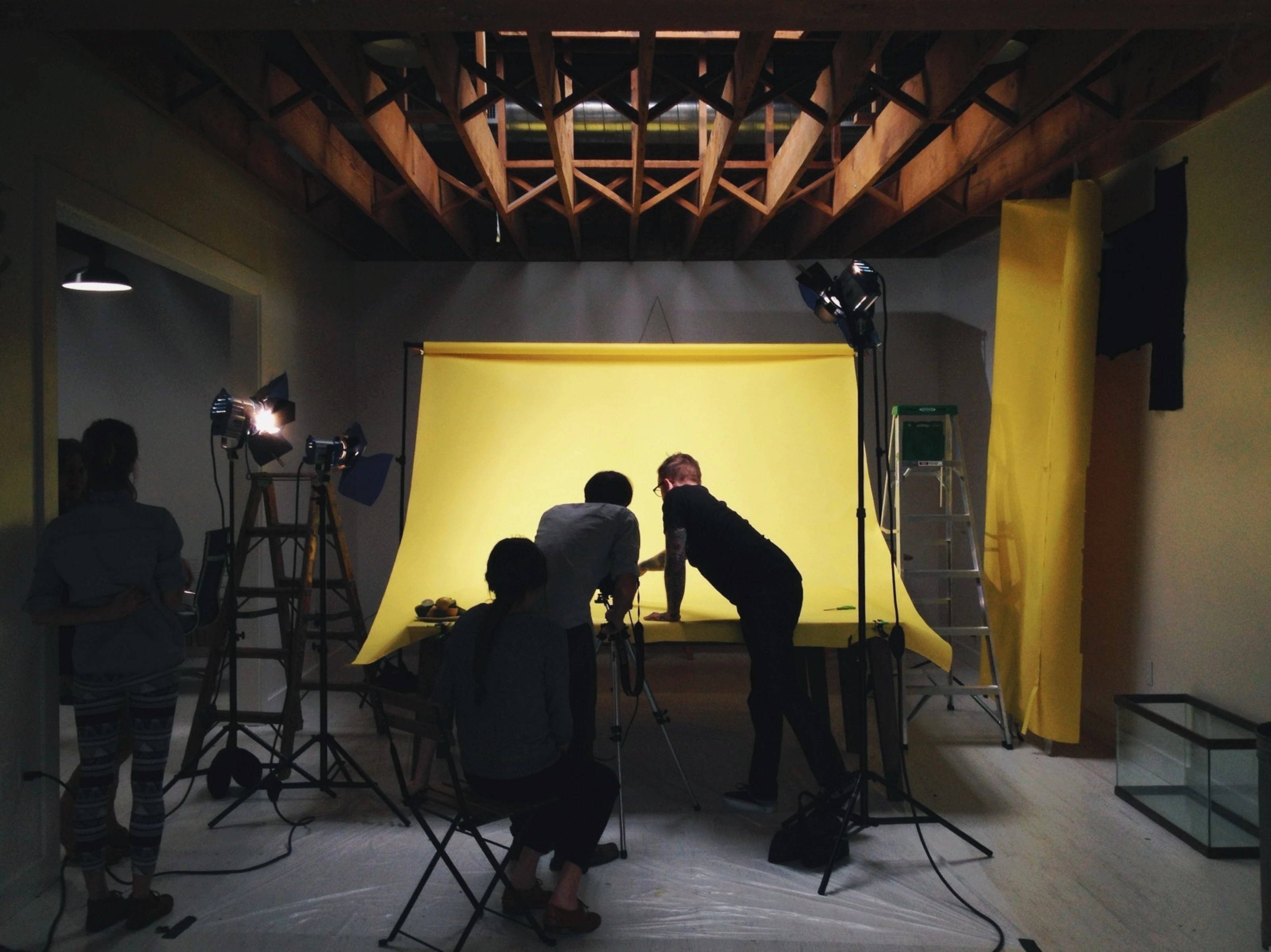 Equipo y modelo durante una producción fotográfica en estudio.